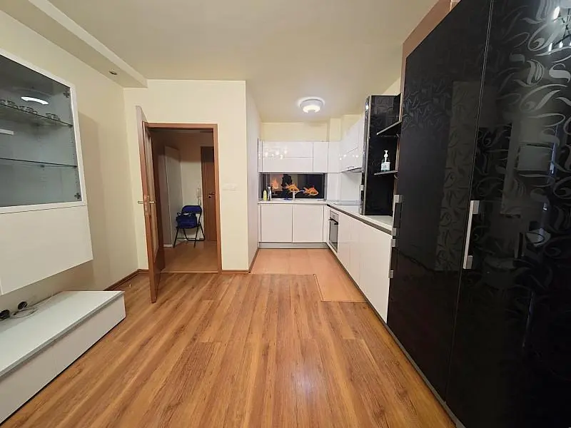 Cucina; elettrodomestici, pavimento in legno, luce naturale