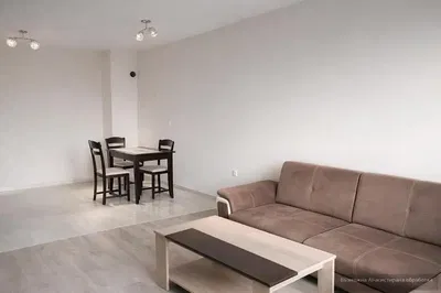 Soggiorno; pavimento in legno, luce naturale, stile moderno