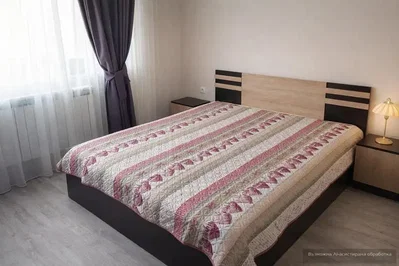 Camera da letto; luce naturale, pavimento in legno