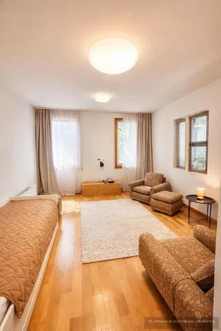 Camera da letto; luce naturale, pavimento in legno