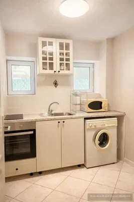 Cucina; elettrodomestici, pavimento in piastrelle, luce naturale