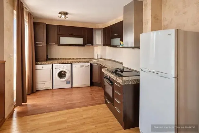 Cucina; elettrodomestici, pavimento in legno, luce naturale