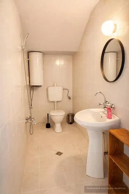 Toilette; pavimento in piastrelle, scaldabagno, luce naturale