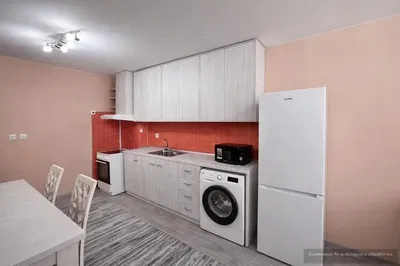 Cucina; elettrodomestici, pavimento in piastrelle, luce naturale, stile moderno