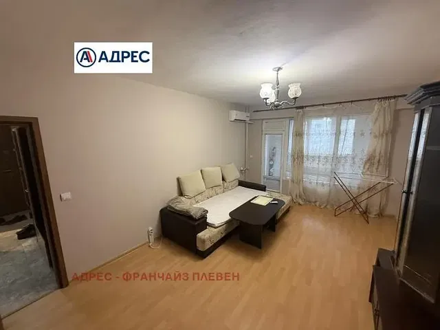 Soggiorno; pavimento in legno, luce naturale