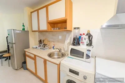 Cuisine; électroménager, carrelage, rénové, lumière naturelle