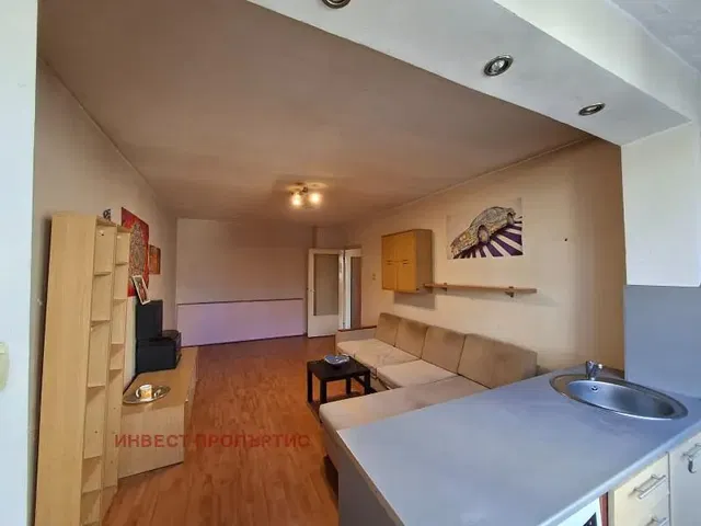 غرفة معيشة; أرضية خشبية, ضوء طبيعي