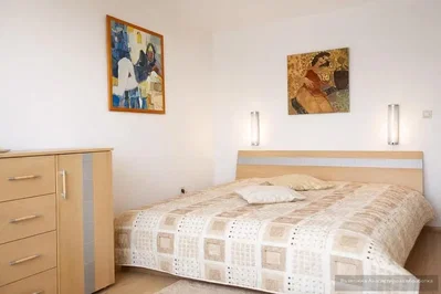 Camera da letto; luce naturale, stile moderno