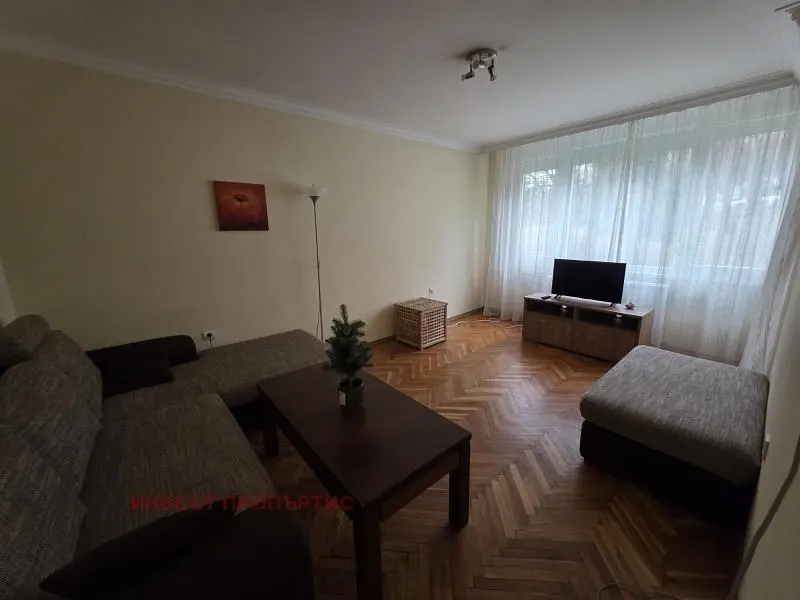 Soggiorno; pavimento in legno, luce naturale