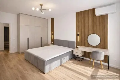 Camera da letto; pavimento in legno, luce naturale, stile moderno