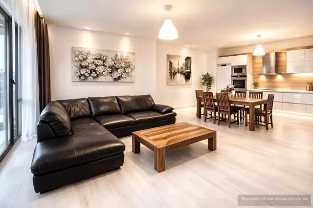 Soggiorno; luce naturale, stile moderno, pavimento in legno