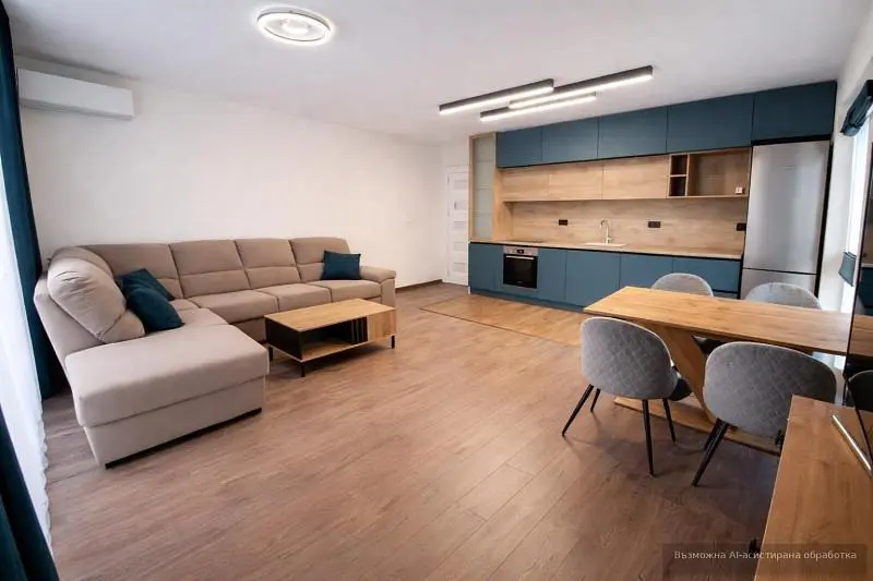 Soggiorno; luce naturale, stile moderno, pavimento in legno, elettrodomestici