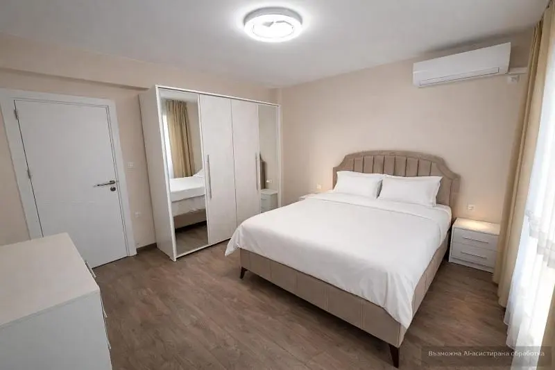 Camera da letto; pavimento in legno, luce naturale, stile moderno