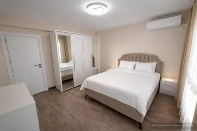 Camera da letto; pavimento in legno, luce naturale, stile moderno