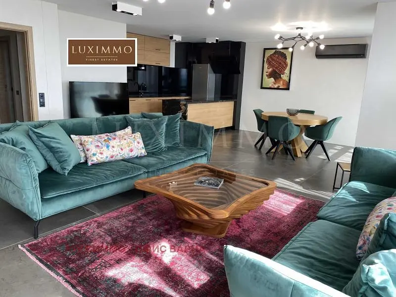 Obývací pokoj; moderní styl, přirozené světlo, dřevěná podlaha