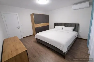 Camera da letto; pavimento in legno, luce naturale