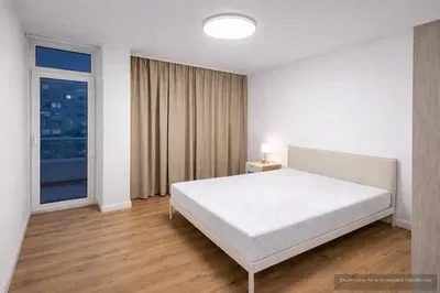 Camera da letto; luce naturale, stile moderno, pavimento in legno