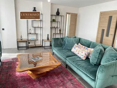 Obývací pokoj; moderní styl, přirozené světlo, dřevěná podlaha