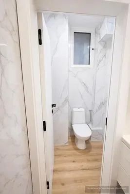 Toilette; pavimento in piastrelle, ristrutturato, luce naturale