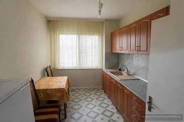 Kuchyně; kuchyňské spotřebiče, dlažba, přirozené světlo