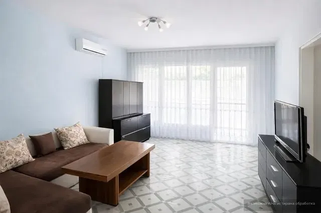 Obývací pokoj; přirozené světlo, dlažba, moderní styl