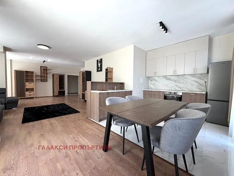 Cucina; pavimento in legno, stile moderno, luce naturale, elettrodomestici