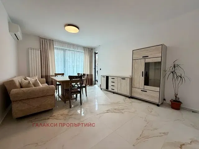 Obývací pokoj; dlažba, přirozené světlo