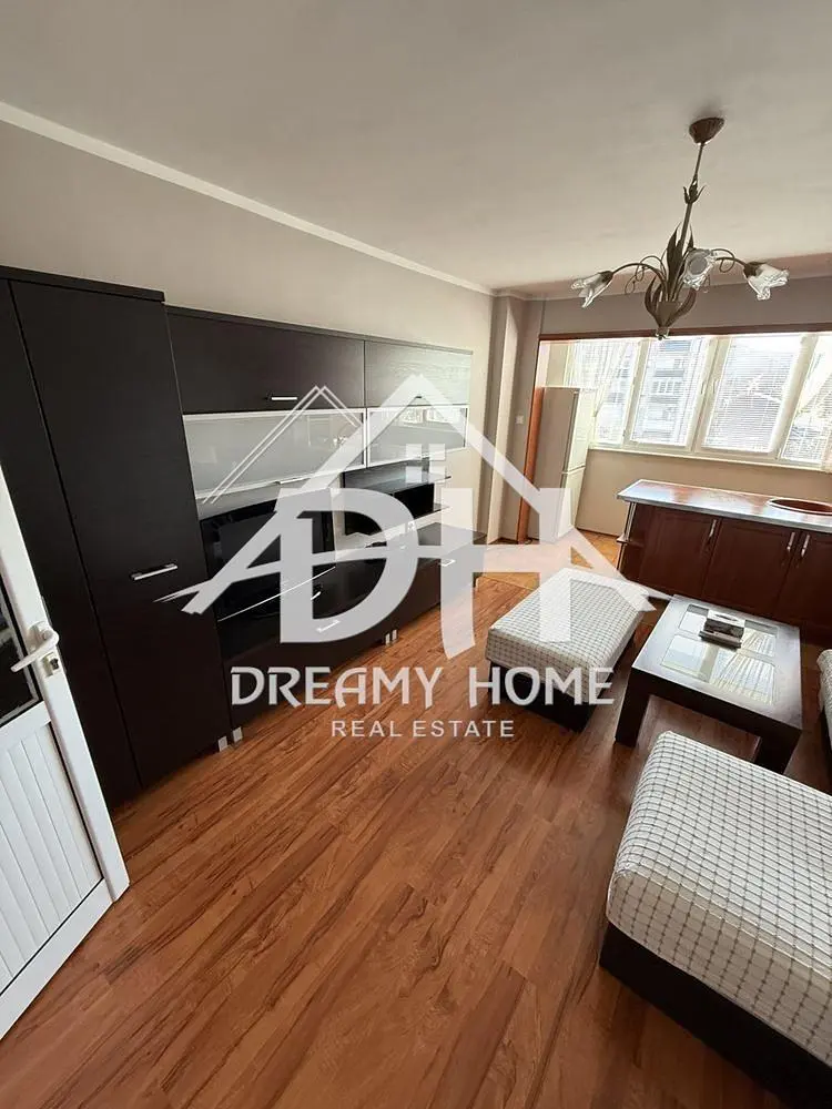 Obývací pokoj; dřevěná podlaha, přirozené světlo, moderní styl