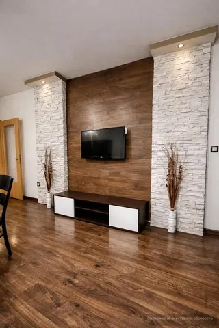 Obývací pokoj; dřevěná podlaha, moderní styl, přirozené světlo