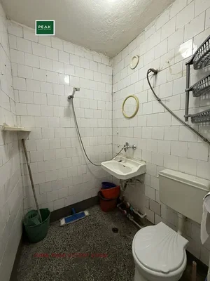 Toaleta; dlažba, nutná rekonstrukce