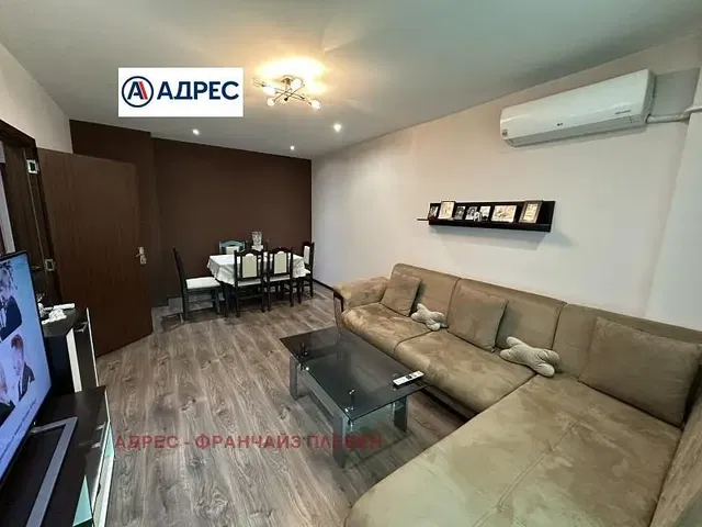 غرفة معيشة; أرضية خشبية, ضوء طبيعي, أسلوب عصري