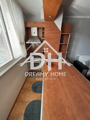 Kuchyně; dřevěná podlaha, dlažba, přirozené světlo