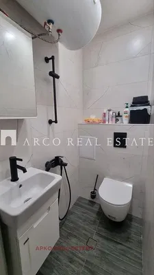 Toilette; fliesenboden, renoviert, tageslicht, moderner stil