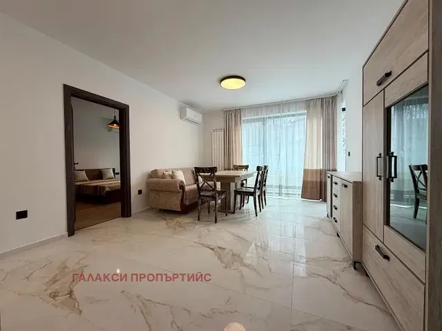 Obývací pokoj; dlažba, přirozené světlo