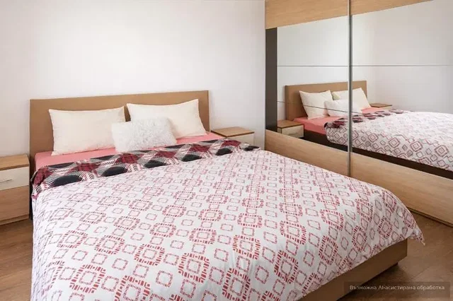 Ložnice; dřevěná podlaha, přirozené světlo, moderní styl