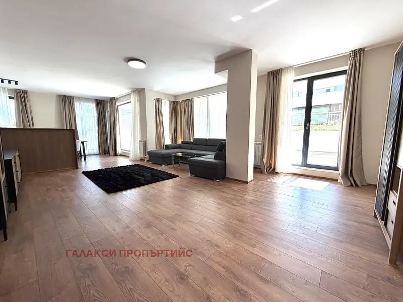 Soggiorno; luce naturale, pavimento in legno