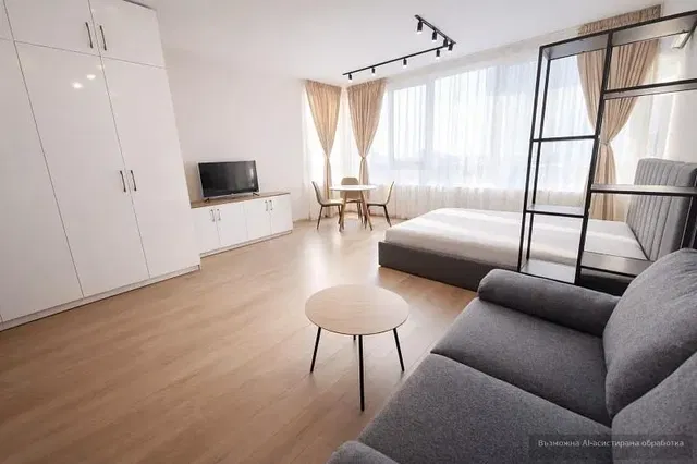 Obývací pokoj; přirozené světlo, dřevěná podlaha, moderní styl