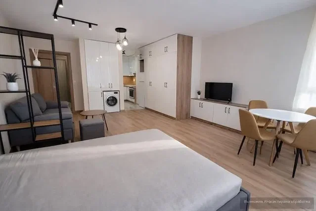 Obývací pokoj; přirozené světlo, moderní styl, dřevěná podlaha
