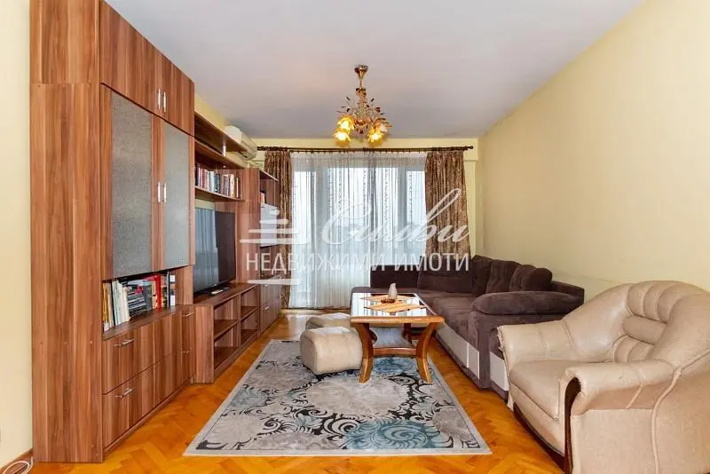 Дневна соба; дрвени под, природно светло, модерни стил