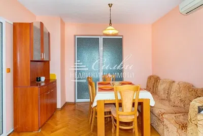 Дневна соба; дрвени под, природно светло, рустикални стил