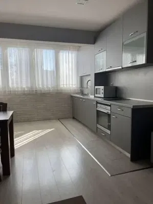 Kuchyně; kuchyňské spotřebiče, přirozené světlo, dlažba, moderní styl