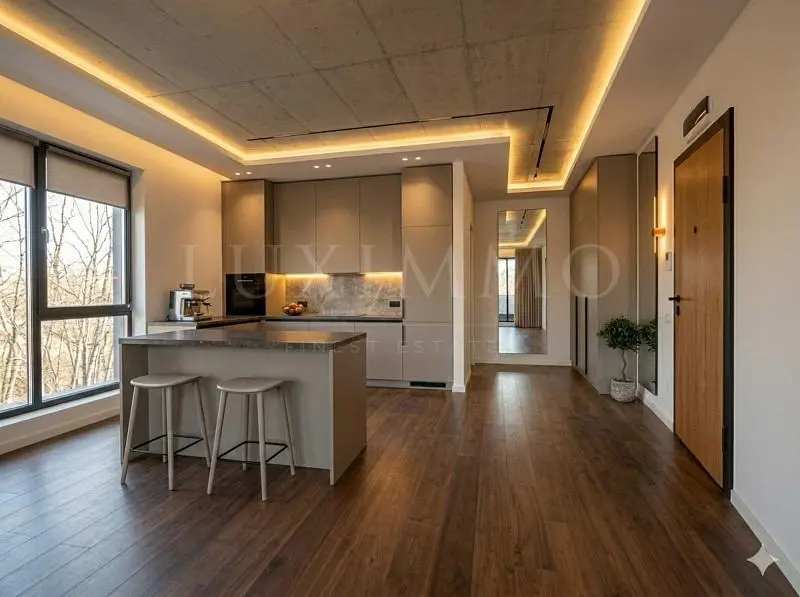 Кухиња; кухињски апарати, дрвени под, природно светло, модерни стил