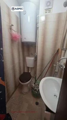 Toaleta; ohřívač vody, dlažba
