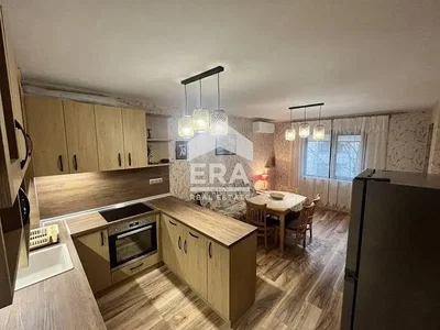 Cucina; elettrodomestici, pavimento in legno, luce naturale