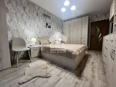 Camera da letto; luce naturale, stile moderno, pavimento in legno