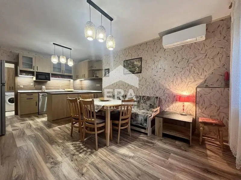 Cucina; elettrodomestici, pavimento in legno, luce naturale