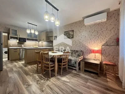 Cucina; elettrodomestici, pavimento in legno, luce naturale
