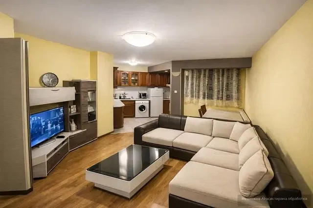 Obývací pokoj; dřevěná podlaha, přirozené světlo