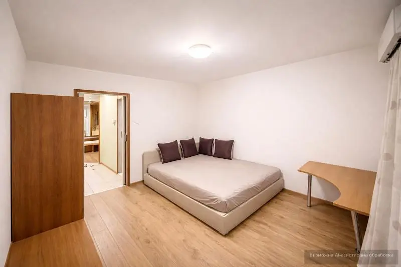 Ložnice; dřevěná podlaha, přirozené světlo
