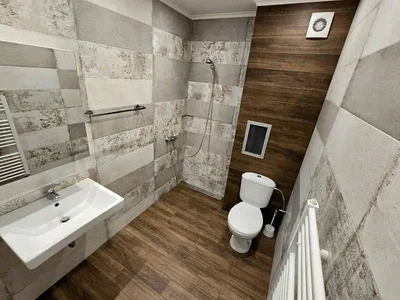 Bagno; pavimento in piastrelle, luce naturale, ristrutturato